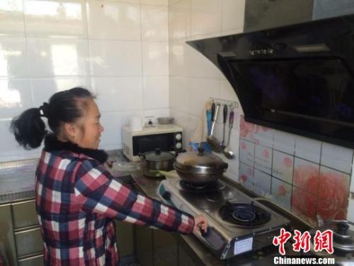 圖為居民用燃?xì)庠钭鲲?。　李庭?攝